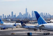 Photo of United Airlines says it will boot passengers who refuse to use headphones on planes
