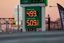 Photo of Average U.S. gas price hits $4 for the first time since 2022